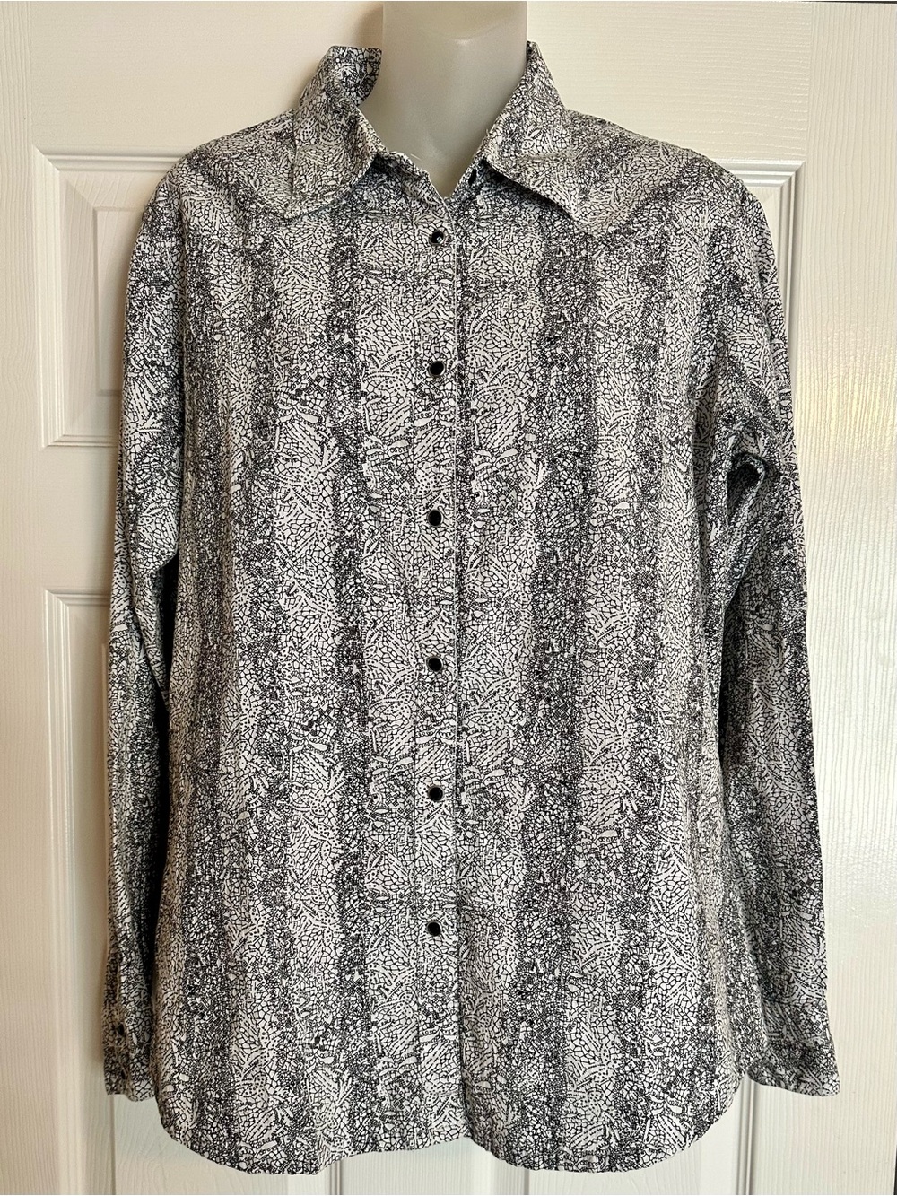 Wrangler Black & White Abstract Printed Button-Down Shirt